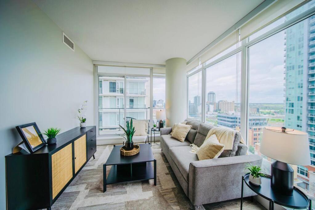 Modern Suite Calgary Downtown 5 Min Walk Stampede מראה חיצוני תמונה
