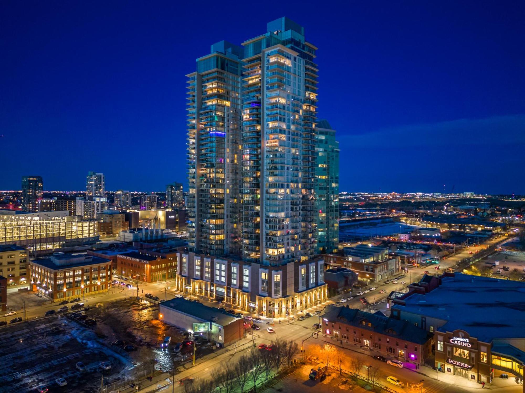 Modern Suite Calgary Downtown 5 Min Walk Stampede מראה חיצוני תמונה