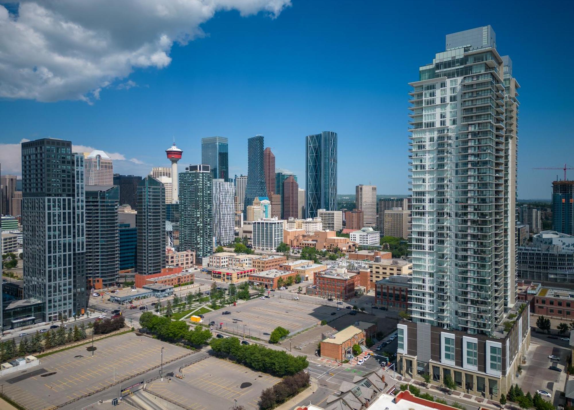 Modern Suite Calgary Downtown 5 Min Walk Stampede מראה חיצוני תמונה