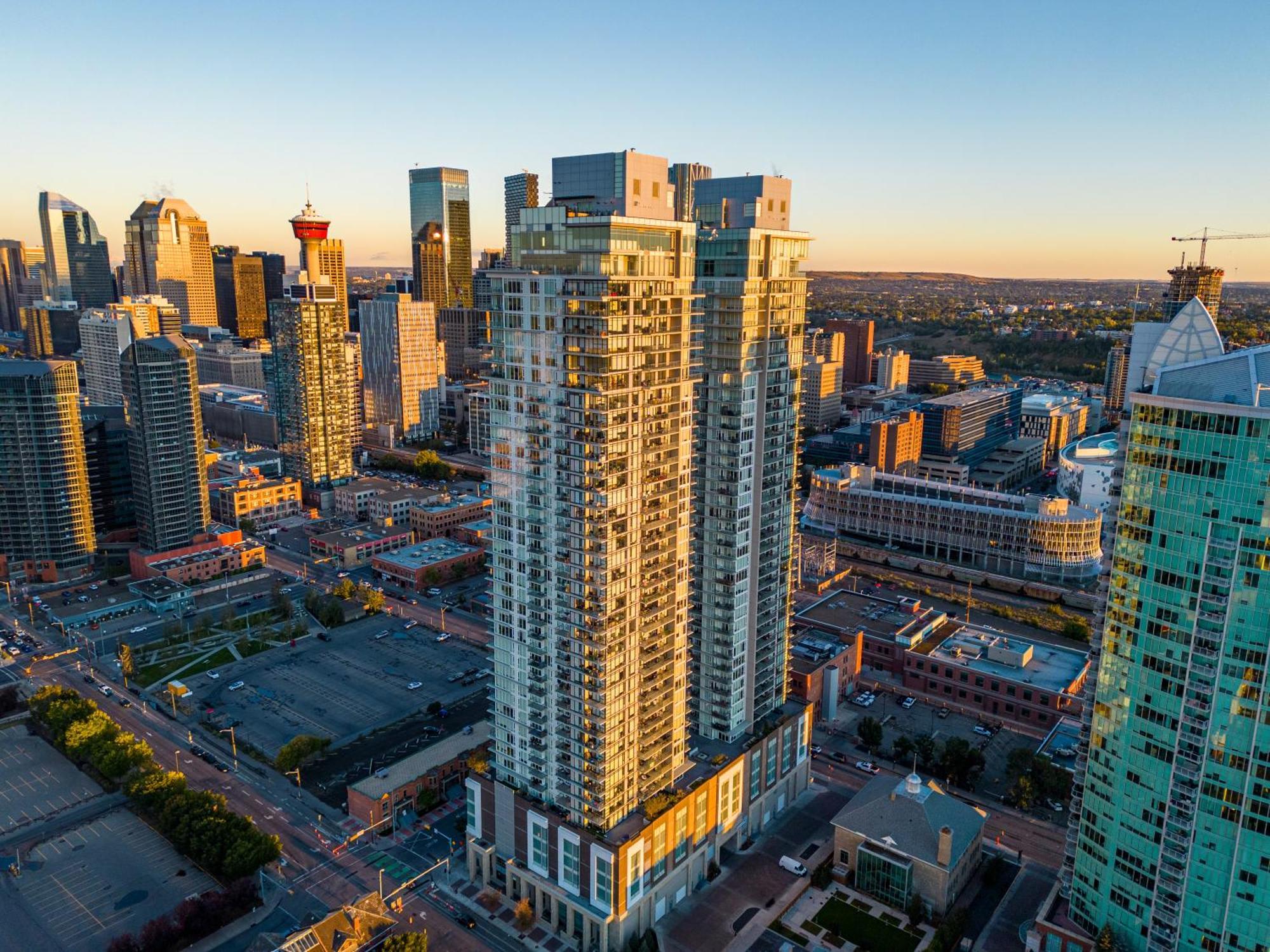 Modern Suite Calgary Downtown 5 Min Walk Stampede מראה חיצוני תמונה