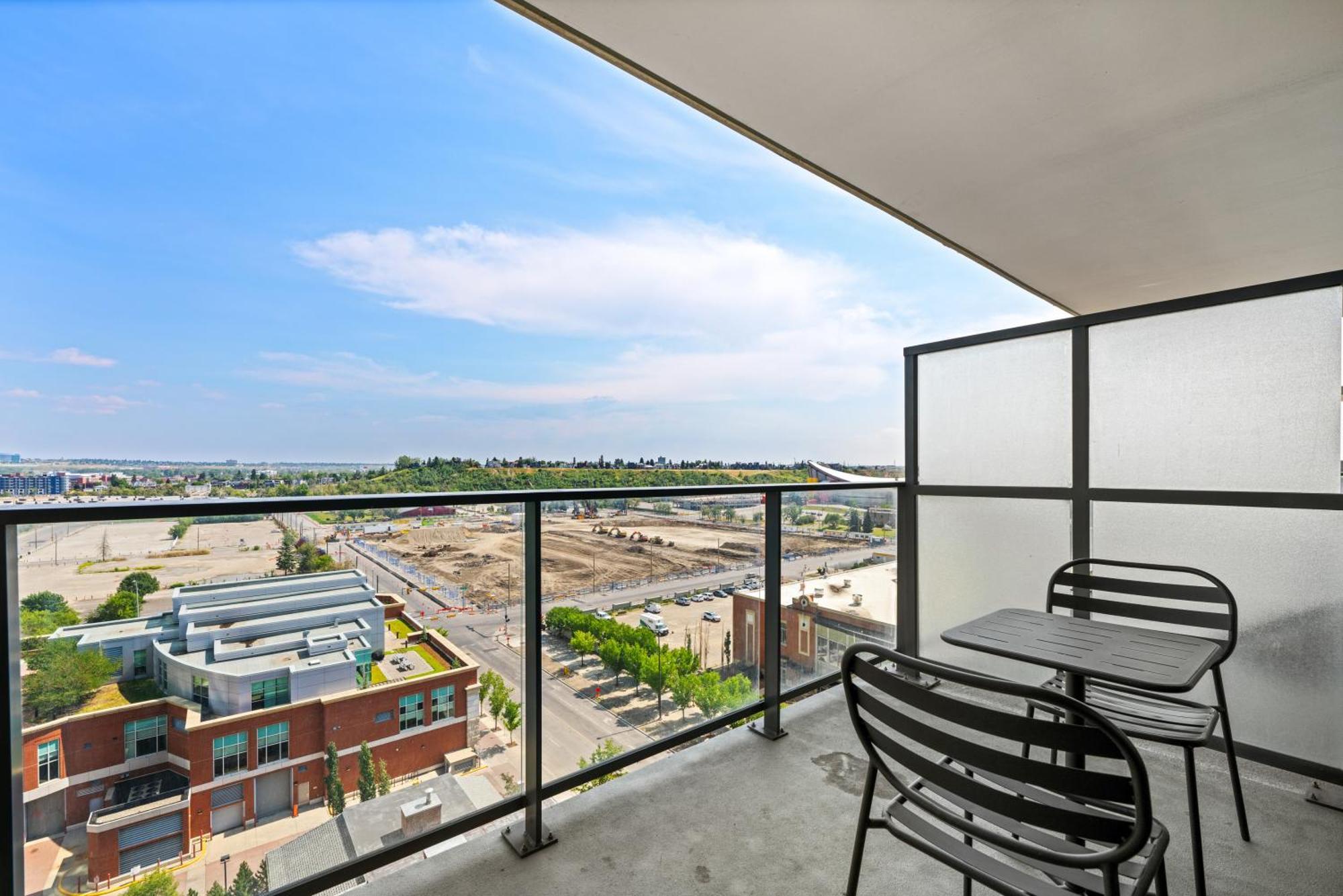 Modern Suite Calgary Downtown 5 Min Walk Stampede מראה חיצוני תמונה