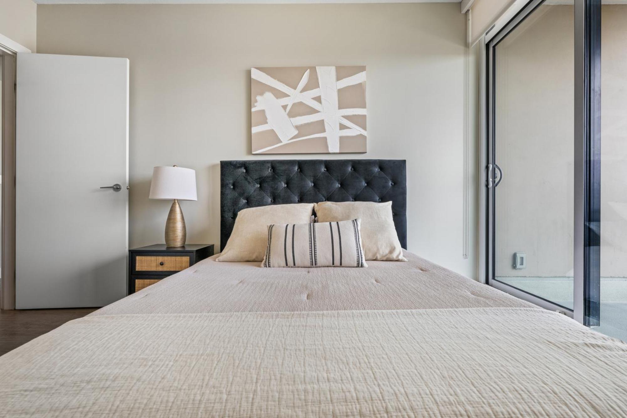 Modern Suite Calgary Downtown 5 Min Walk Stampede מראה חיצוני תמונה
